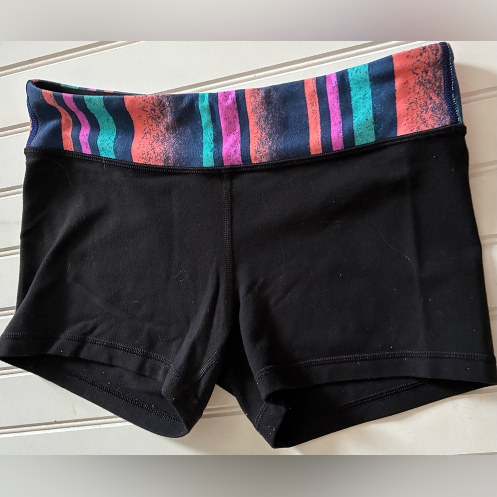 IVIVVA by LULULEMON girls size 14
shorts